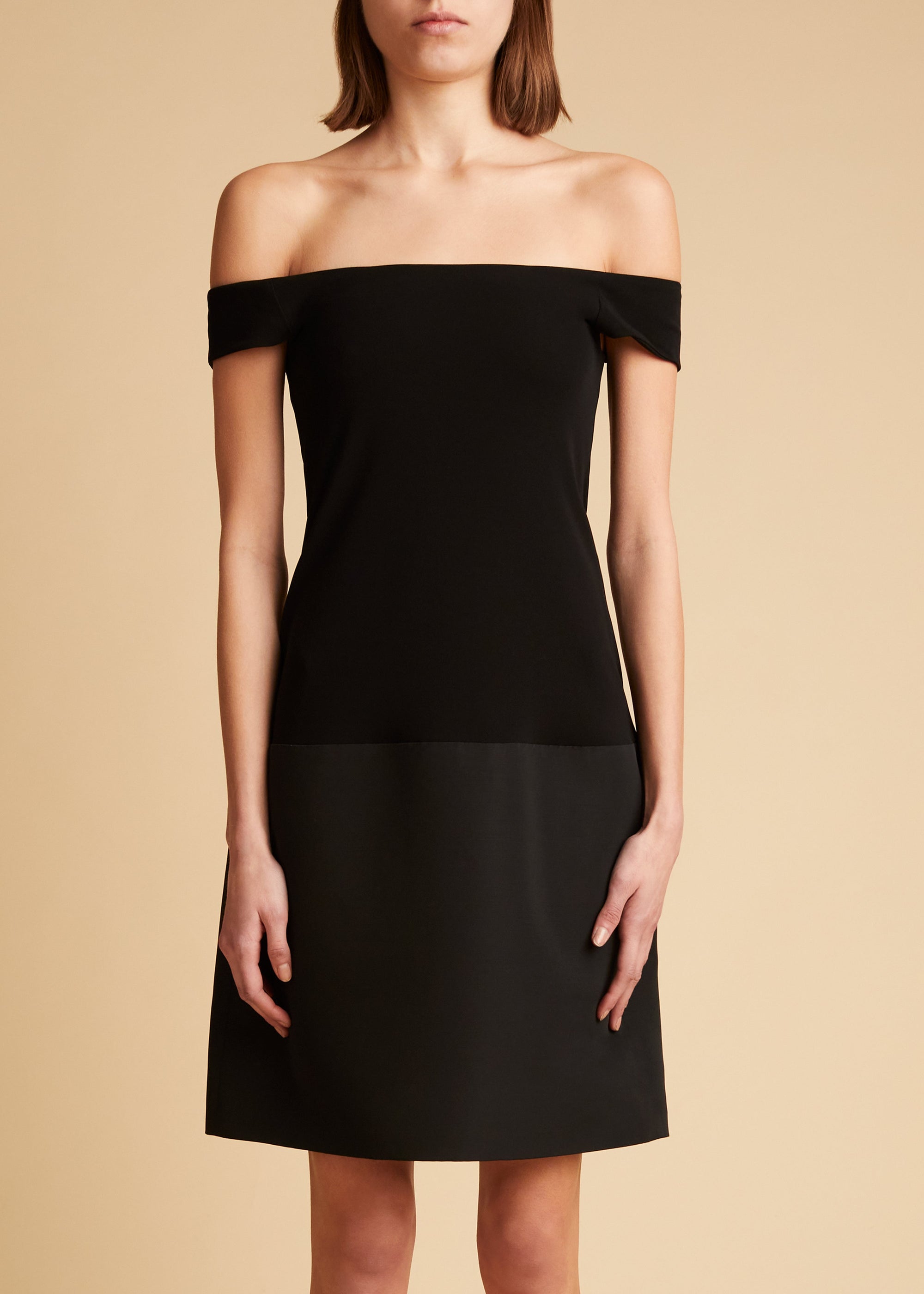 Robe Moni - Black
