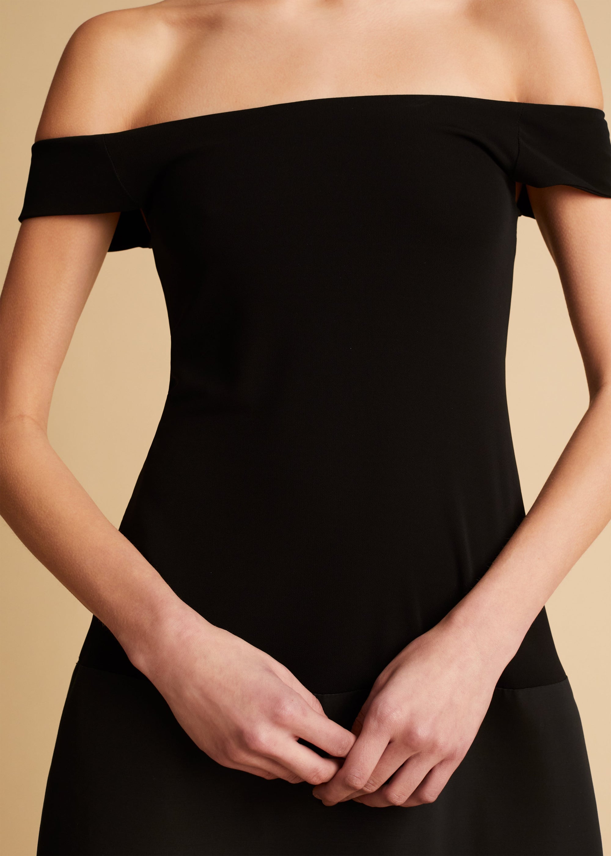 Robe Moni - Black