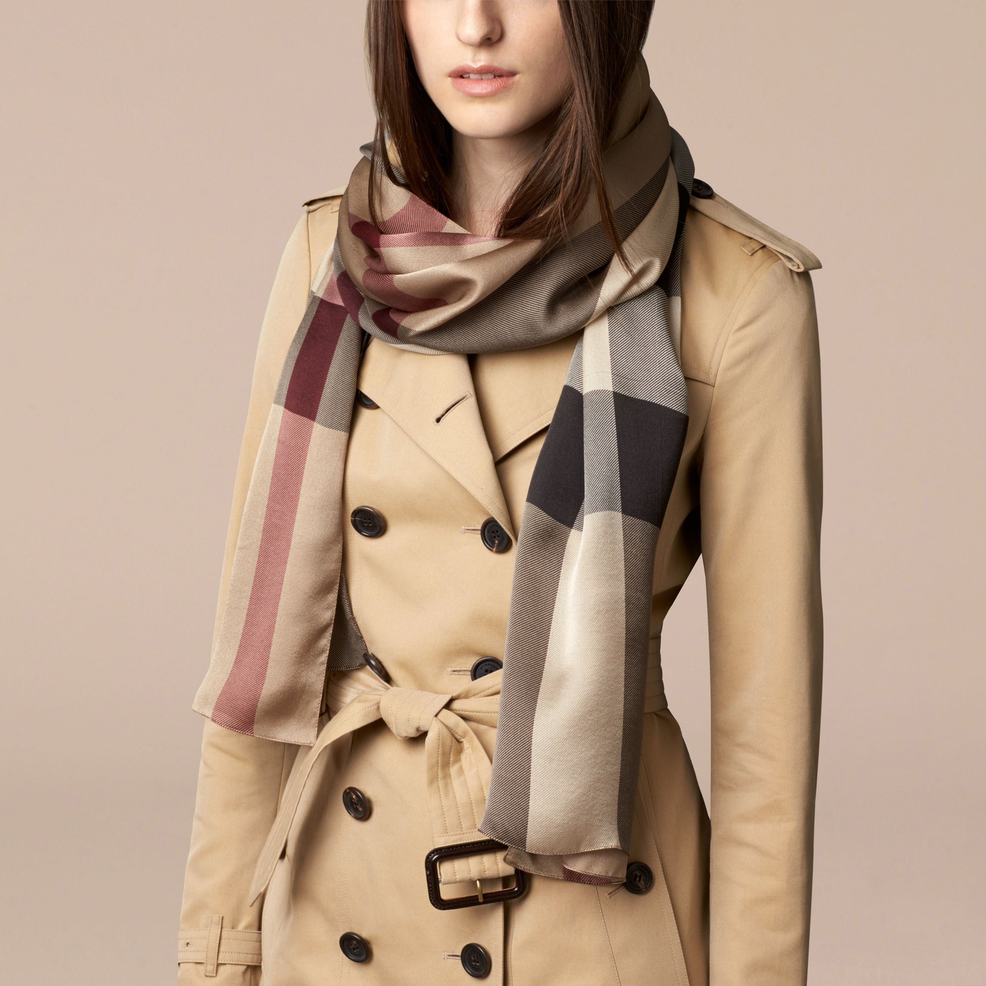 Écharpe en satin de soie à motif check - Smoked Trench Check
