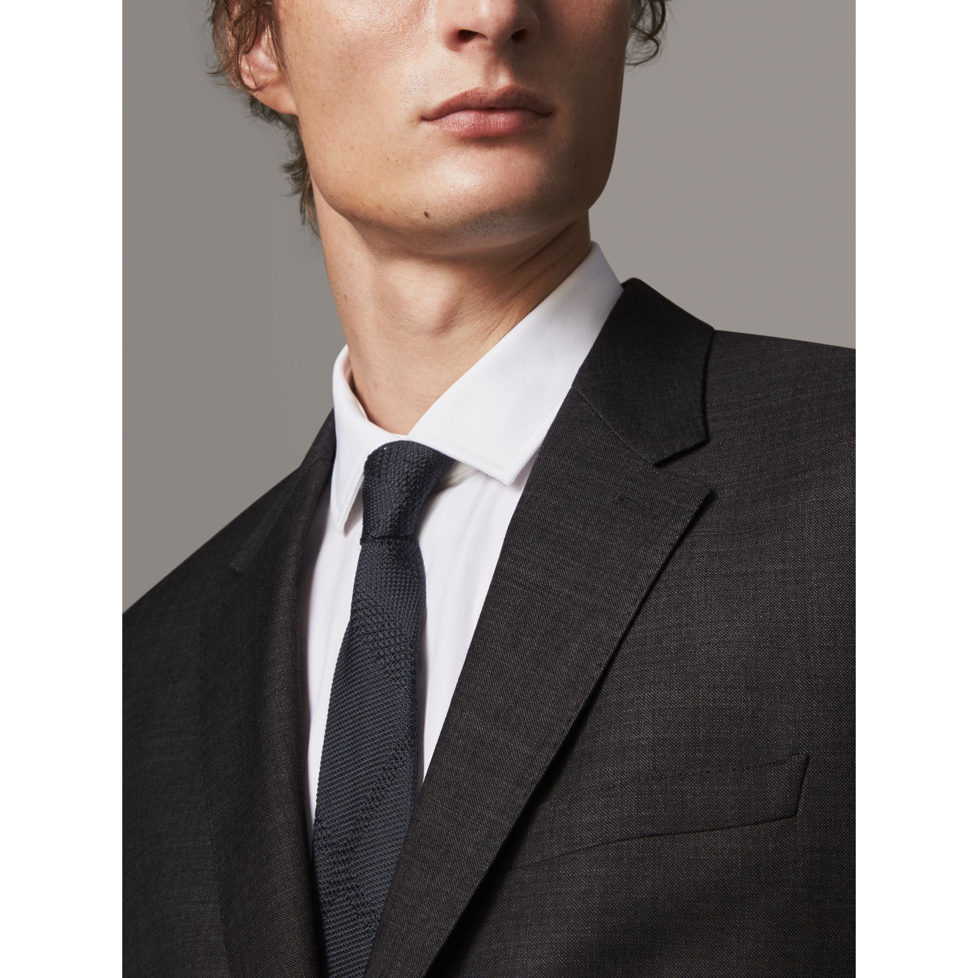 Costume de coupe moderne en laine vierge Travel Tailoring - Dark Grey Melange