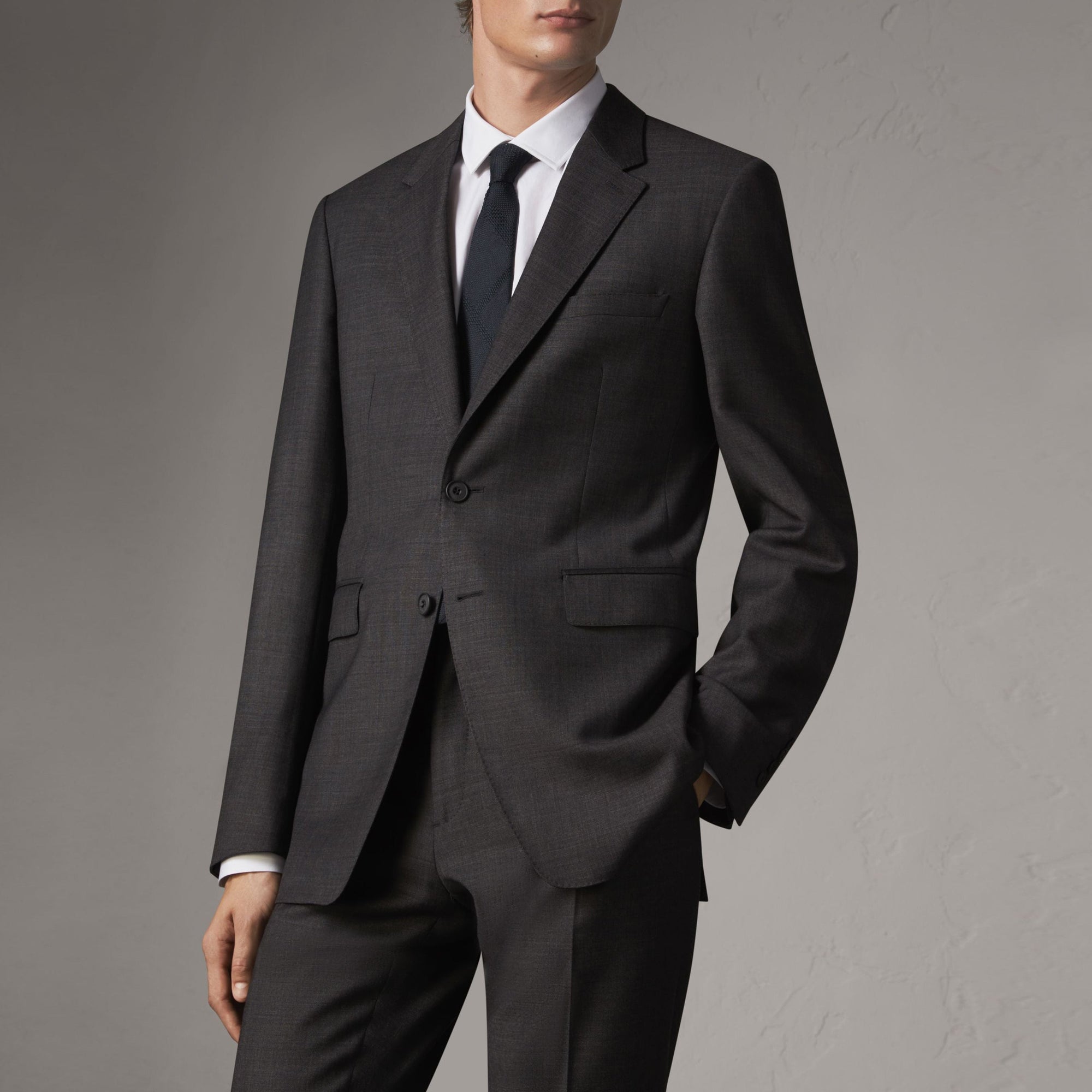 Costume de coupe moderne en laine vierge Travel Tailoring - Dark Grey Melange