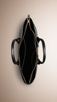 Sac tote medium en cuir gravé de check en relief - Black