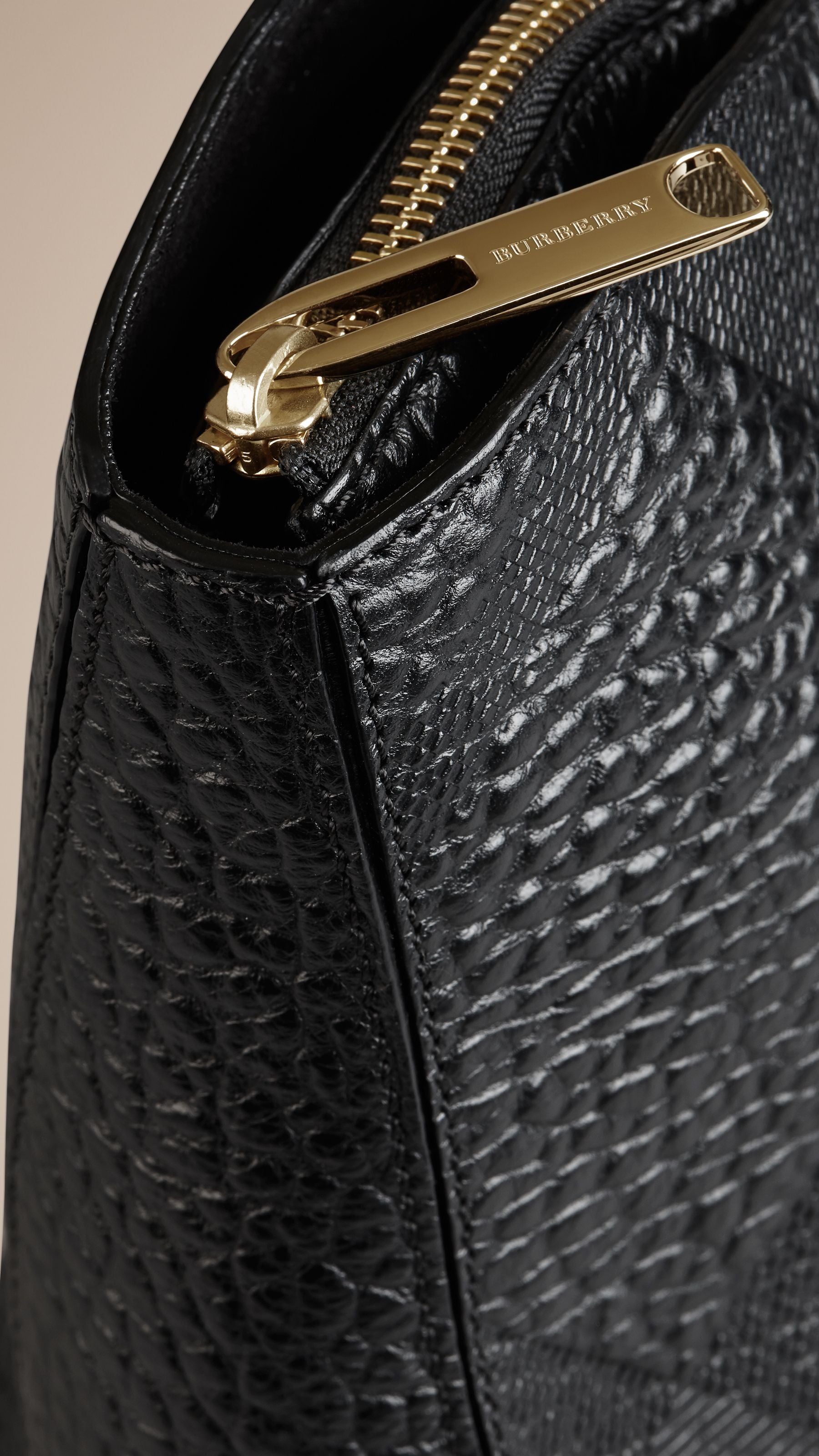 Sac tote medium en cuir gravé de check en relief - Black