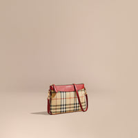 Clutch avec motif Horseferry check et panneau en cuir - Parade Red