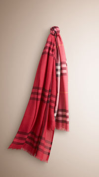 Écharpe légère en laine et soie à motif check ombré - Coral Pink