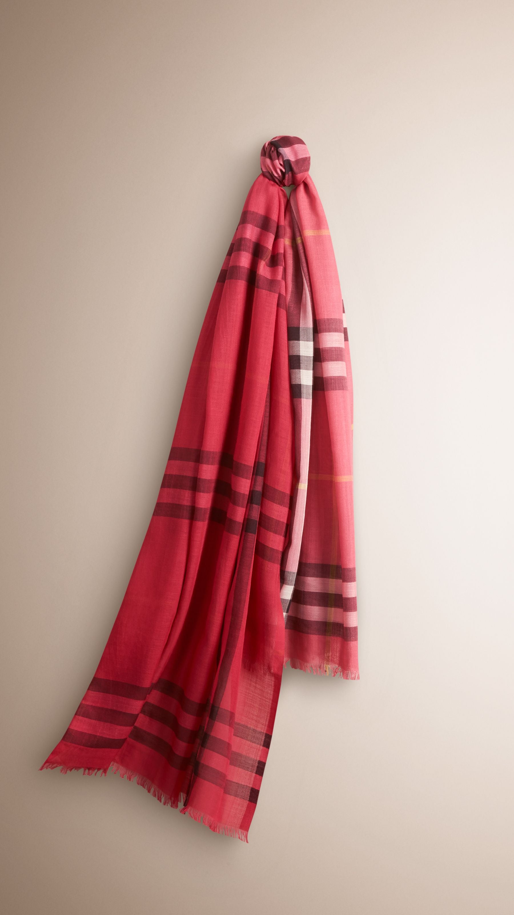 Écharpe légère en laine et soie à motif check ombré - Coral Pink