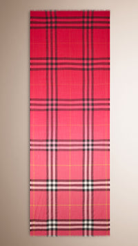 Écharpe légère en laine et soie à motif check ombré - Coral Pink