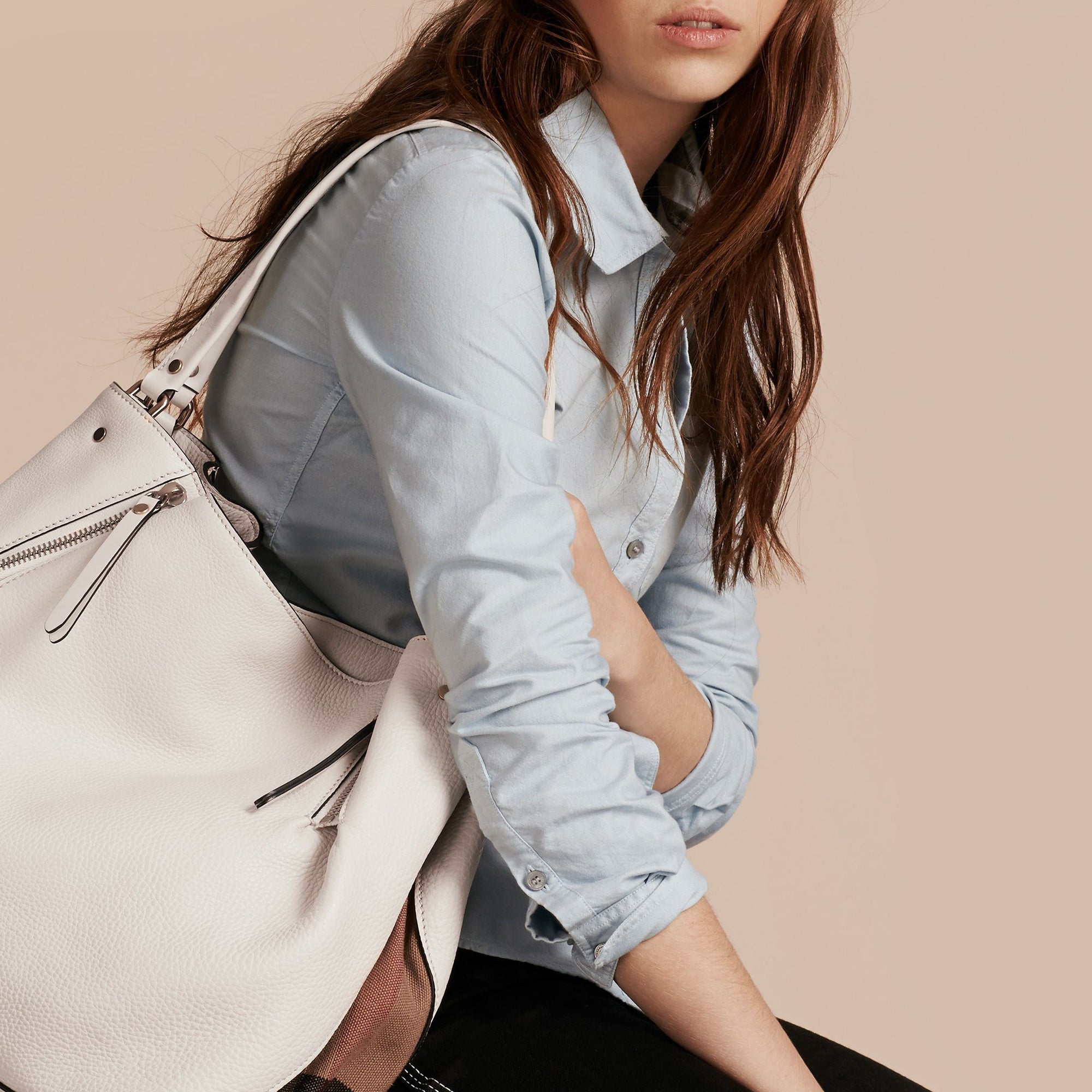Sac tote medium en cuir orné de touches check - White