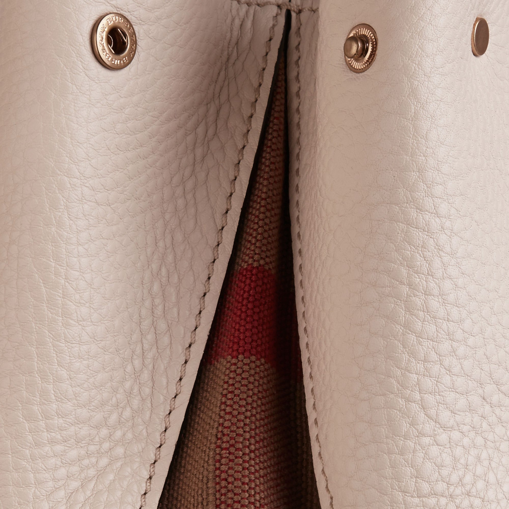 Sac tote medium en cuir orné de touches check - White
