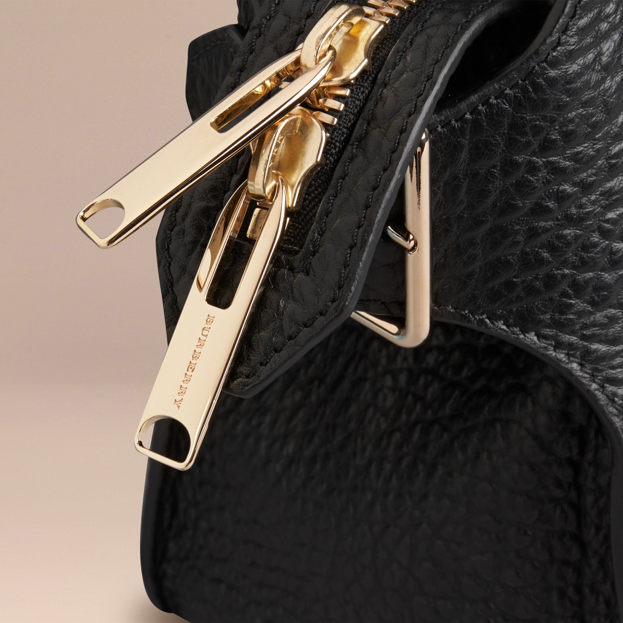 Sac medium The Clifton en cuir grainé emblématique - Black