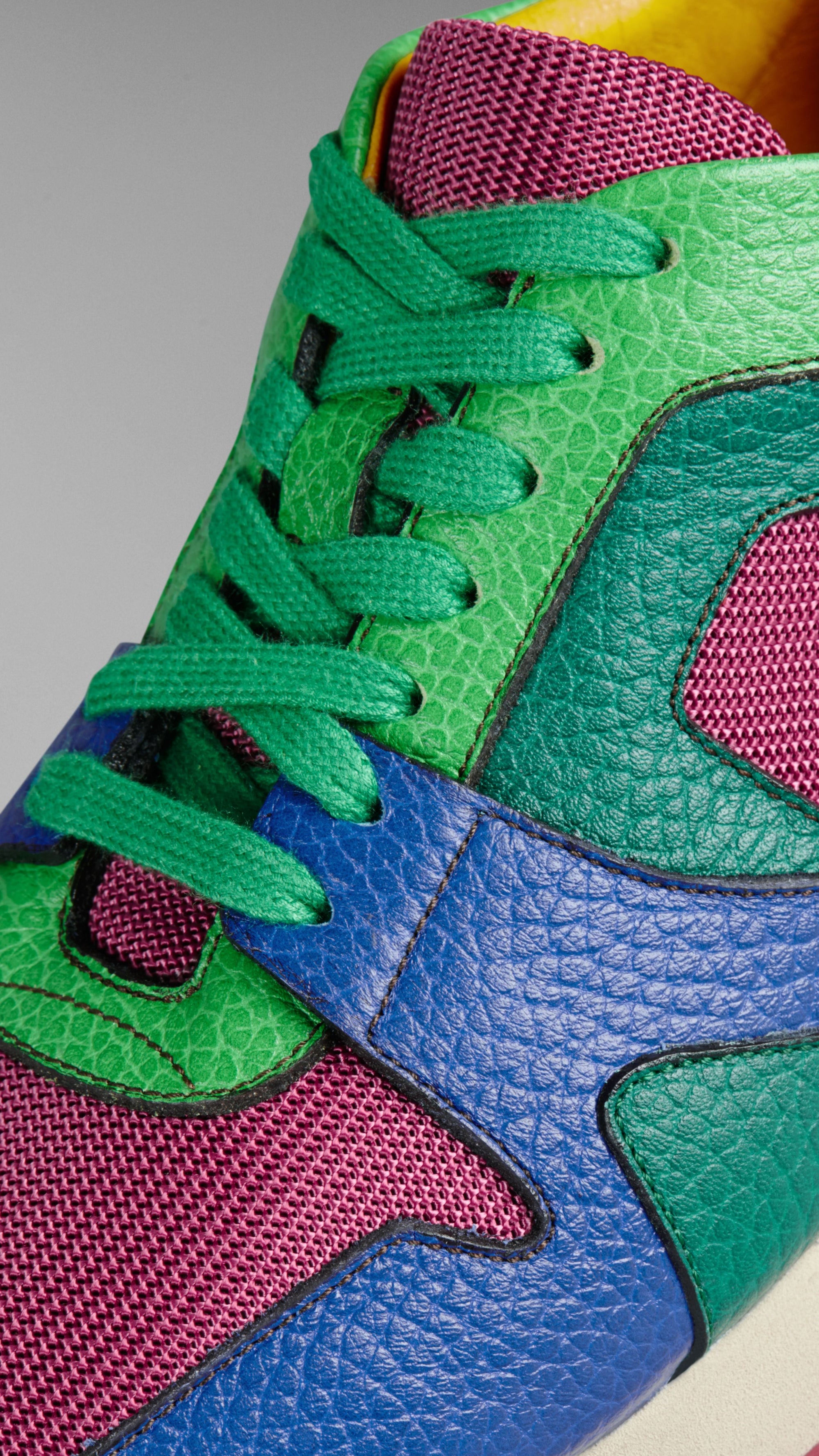 Tennis Field Sneaker color-block en cuir avec empiècements filet - Blue & Pink