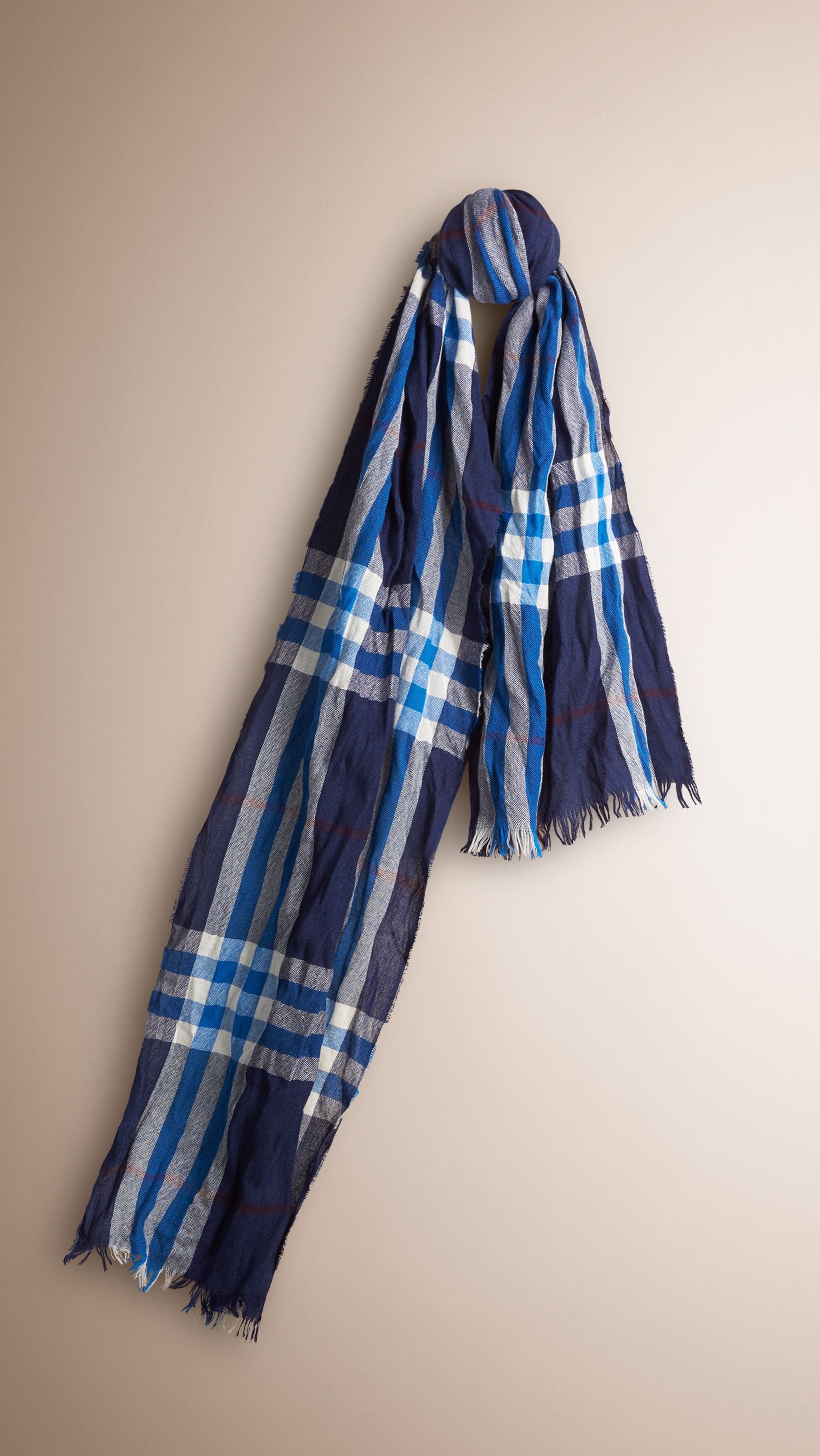 Écharpe à effet froissé en laine mérinos & cachemire - Navy & Bright Cobalt