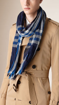 Écharpe à effet froissé en laine mérinos & cachemire - Navy & Bright Cobalt