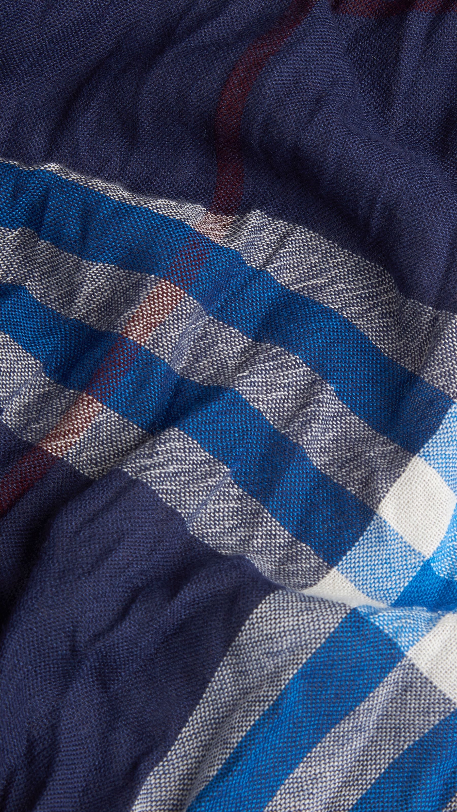 Écharpe à effet froissé en laine mérinos & cachemire - Navy & Bright Cobalt