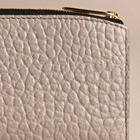 Portefeuille zippé en cuir grené emblématique - Pale Grey