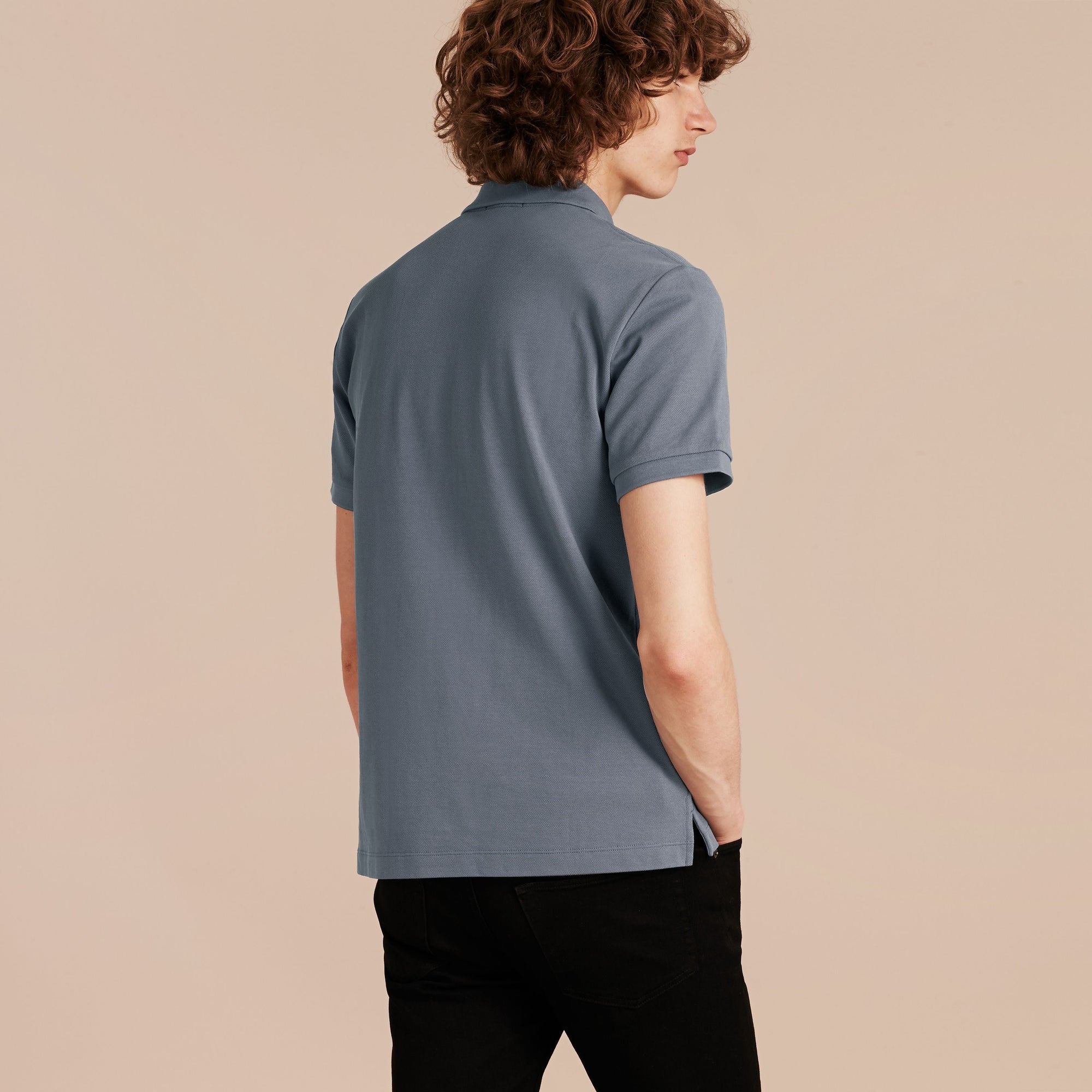 Polo en piqué de coton avec patte à motif check - Stone Blue