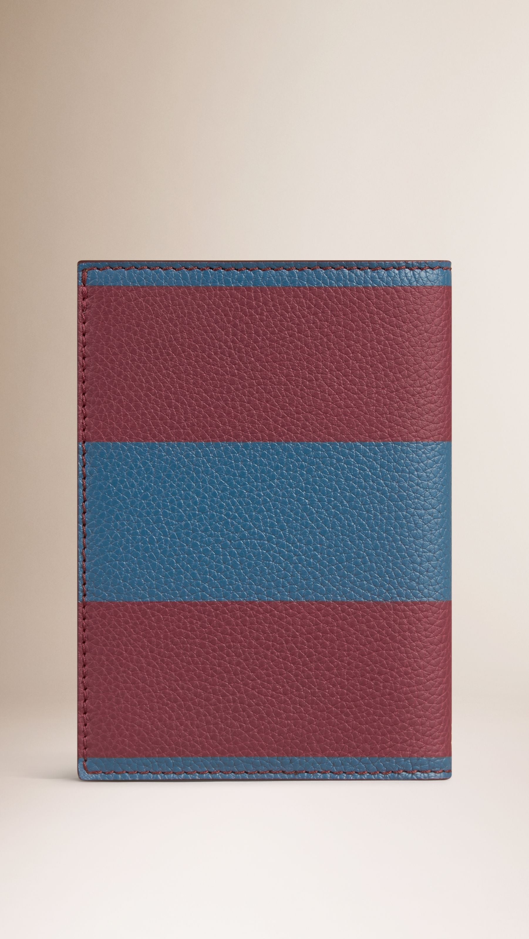 Étui pour passeport en cuir grené à grande rayure - Plum & Nickel Blue