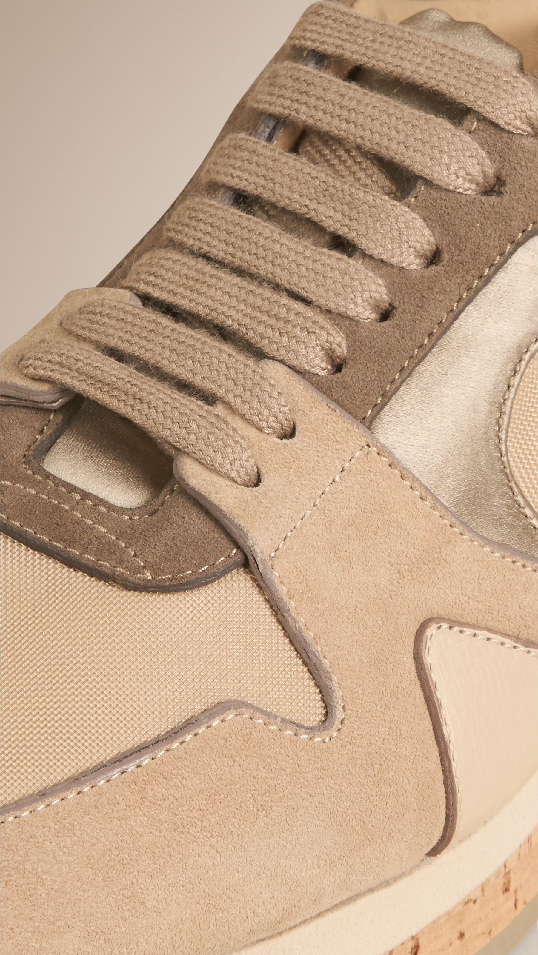 Tennis Field Sneaker en cuir velours et matière filet - Light Nude