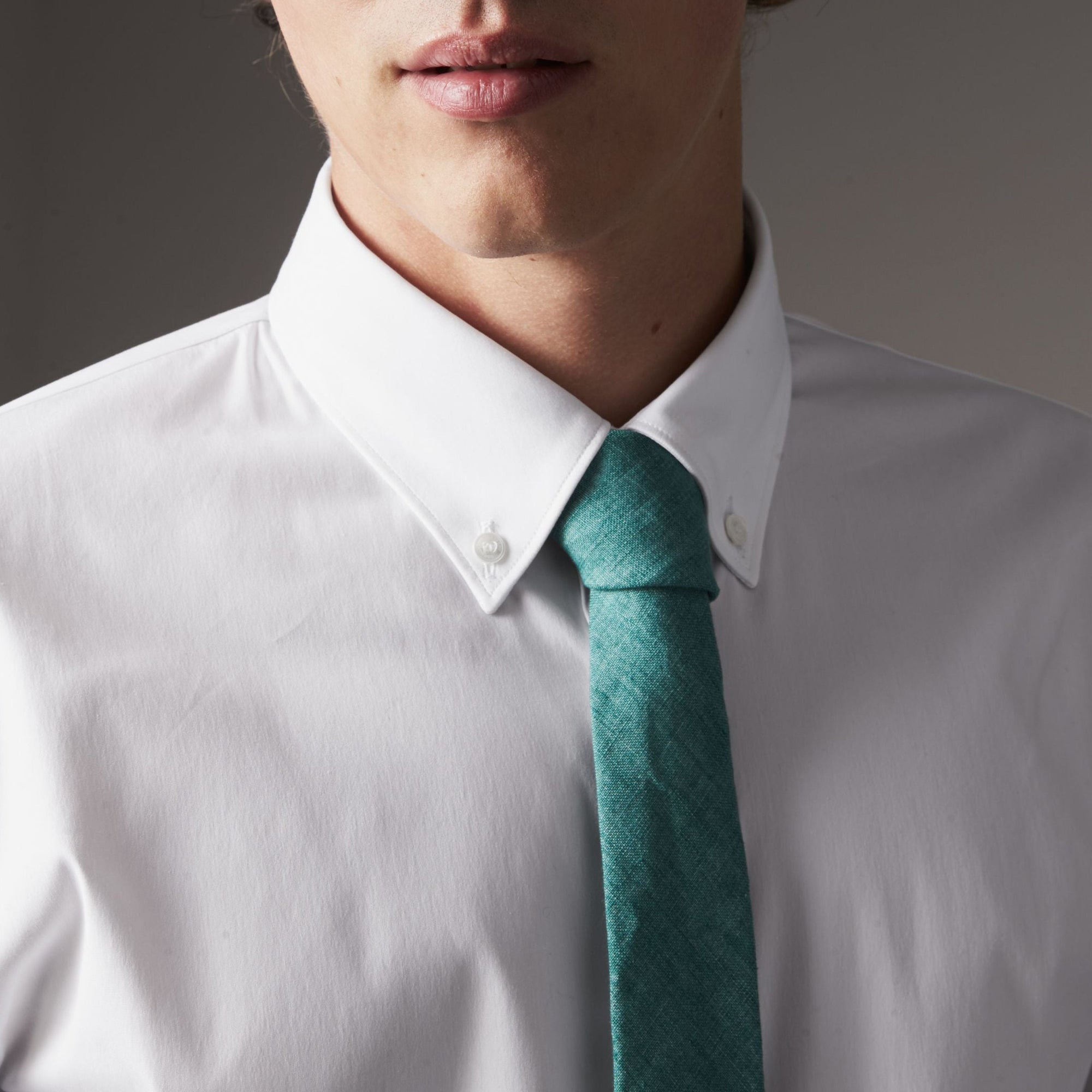 Chemise ajustée en coton extensible à col boutonné - White