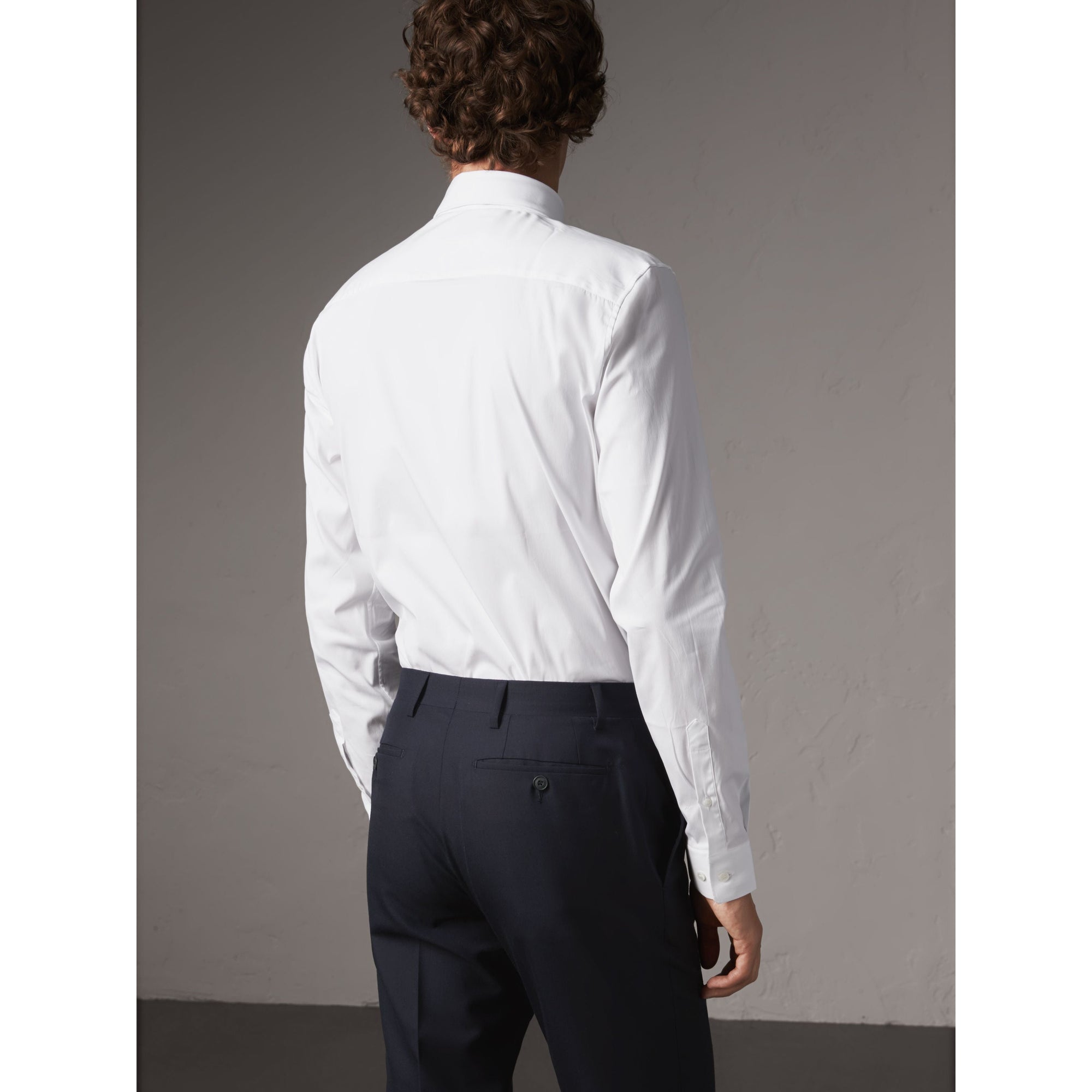 Chemise ajustée en coton extensible à col boutonné - White