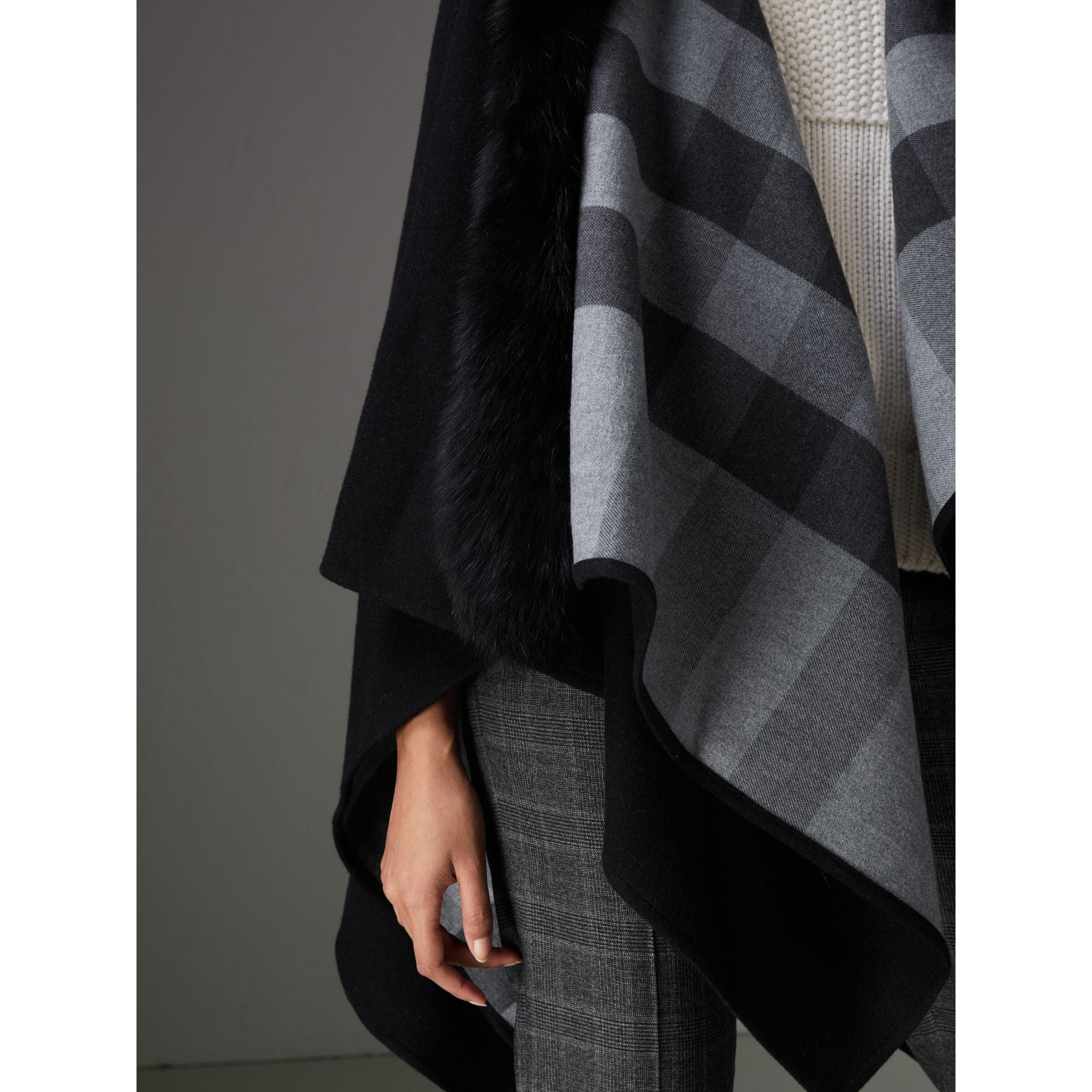 Poncho en laine mérinos avec parement en fourrure - Charcoal