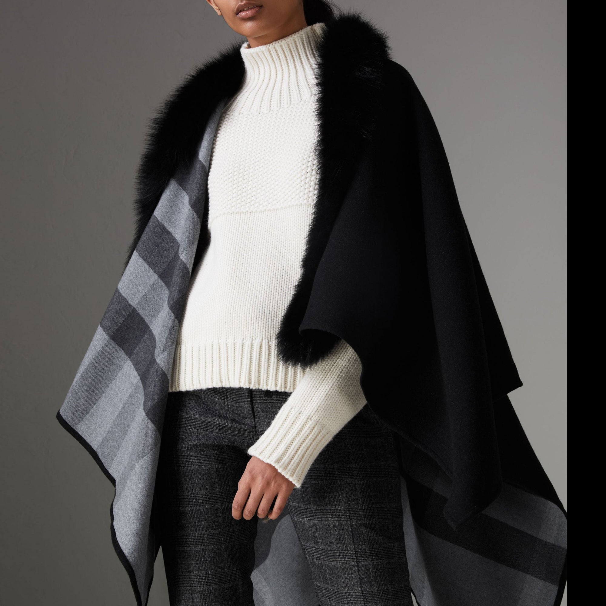 Poncho en laine mérinos avec parement en fourrure - Charcoal