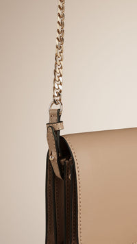 Clutch en cuir avec chaîne - Honey