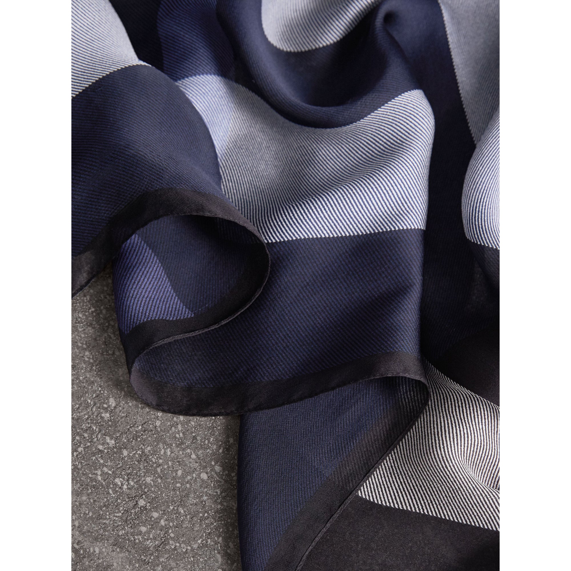 Écharpe en soie légère à motif check - Indigo Blue