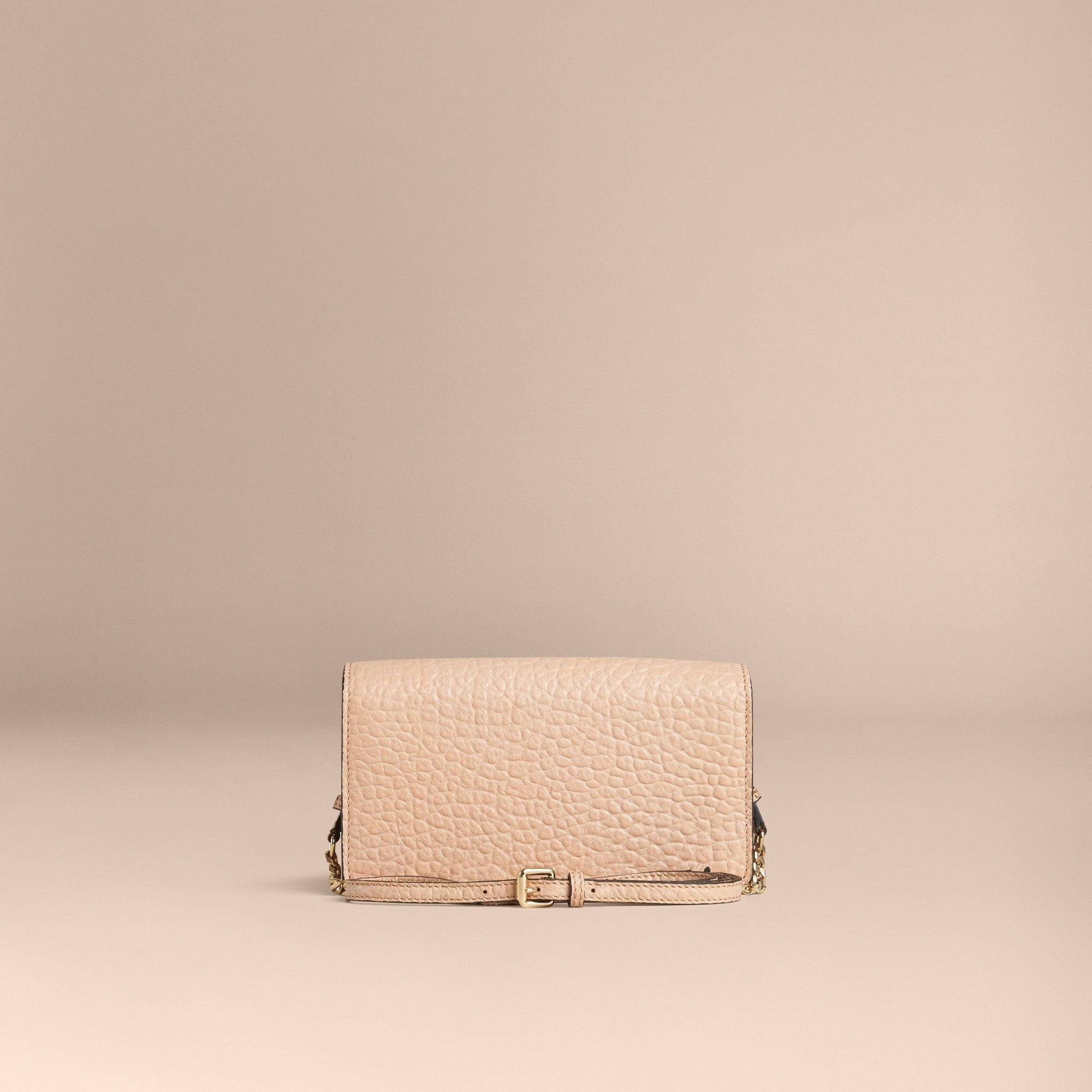 Clutch en cuir grené emblématique avec chaîne - Pale Apricot