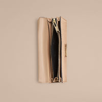 Clutch en cuir grené emblématique avec chaîne - Pale Apricot