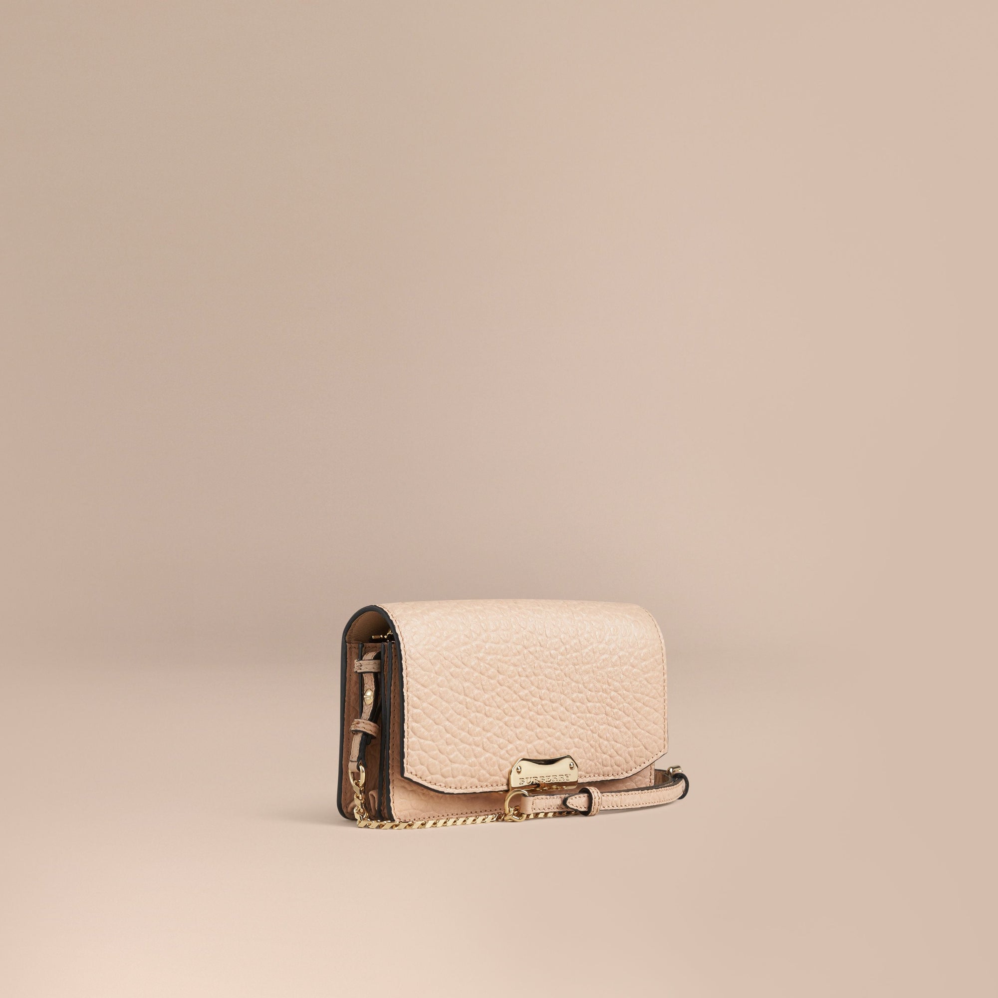 Clutch en cuir grené emblématique avec chaîne - Pale Apricot