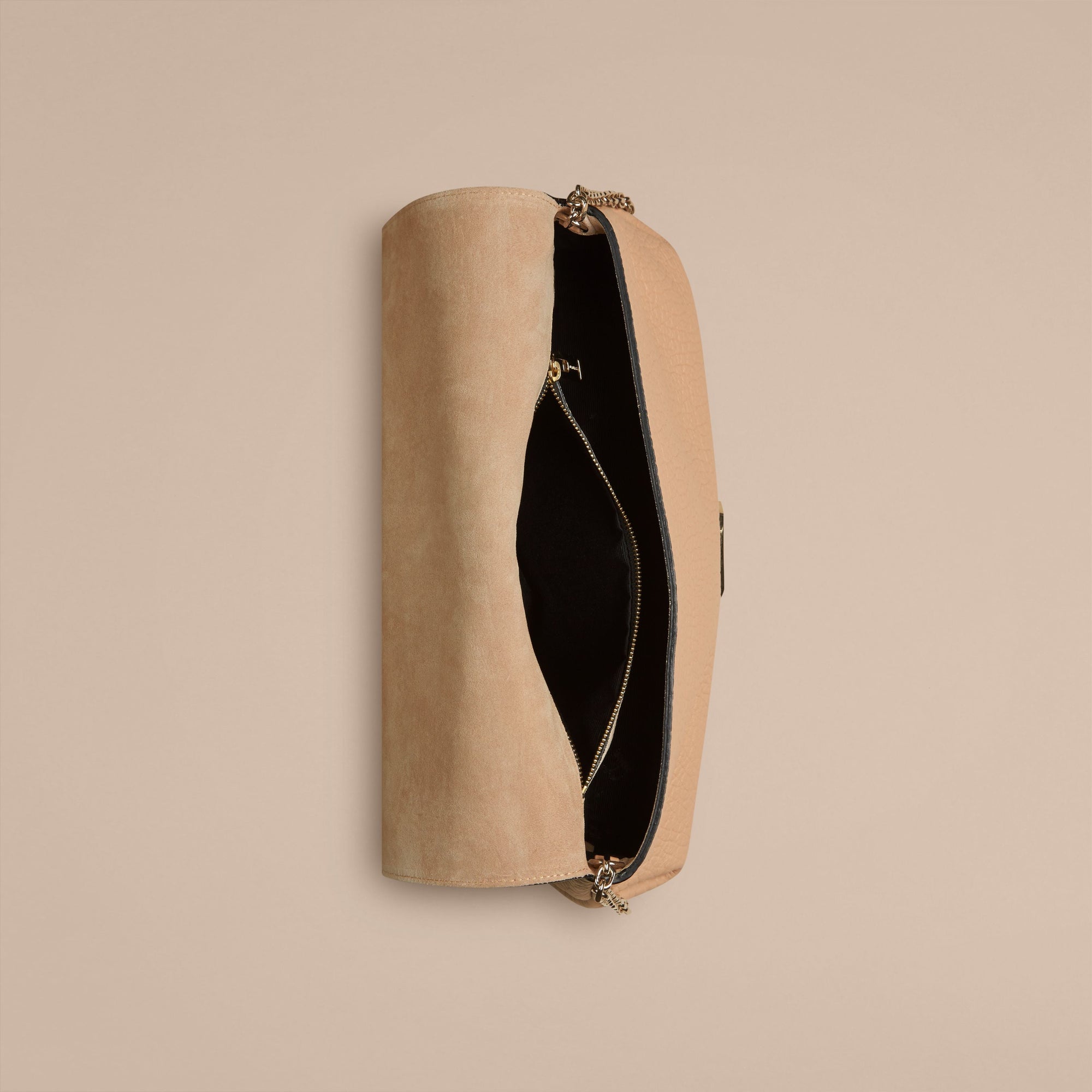 Clutch medium en cuir grainé emblématique - Pale Apricot
