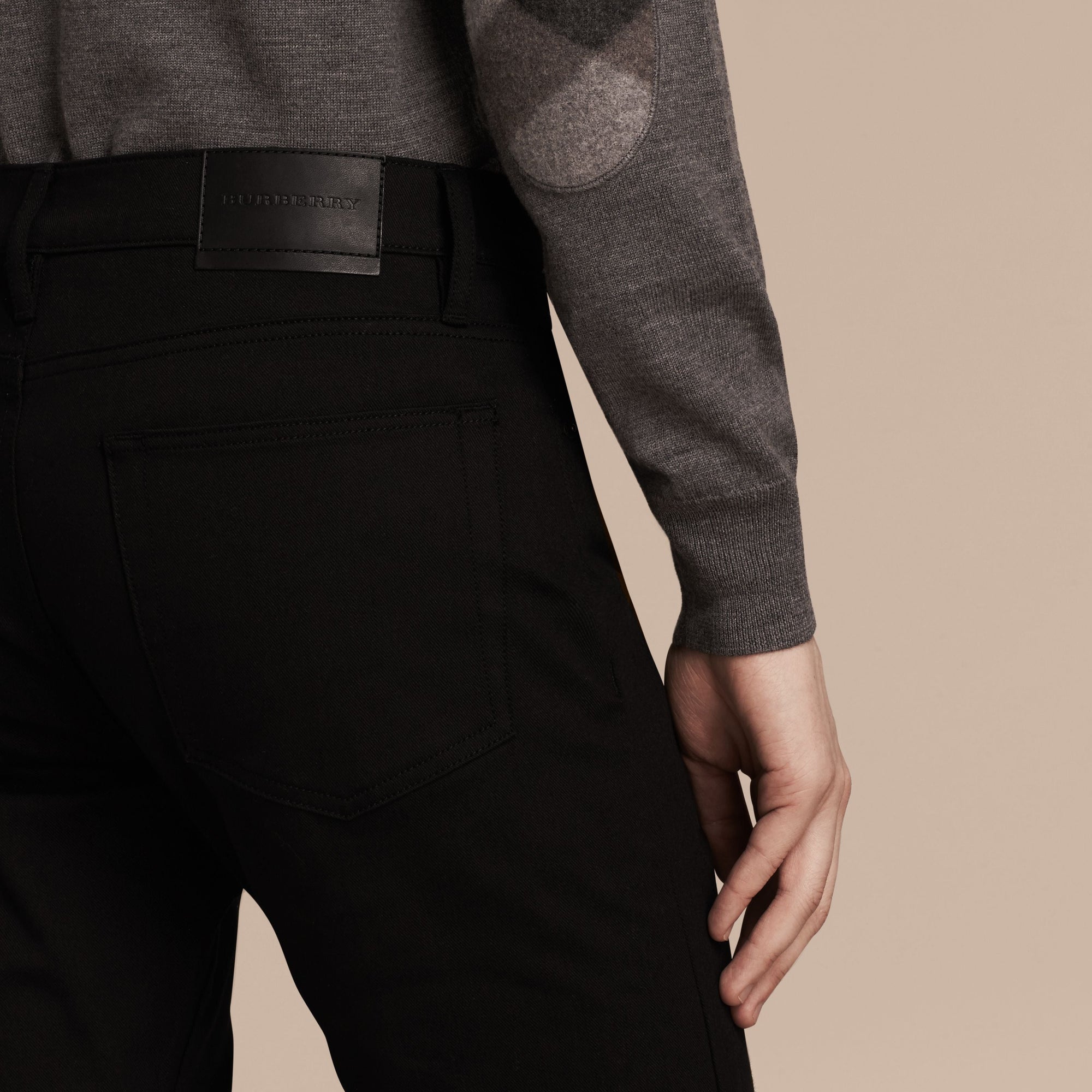 Jean délavé de coupe droite en denim extensible - Black