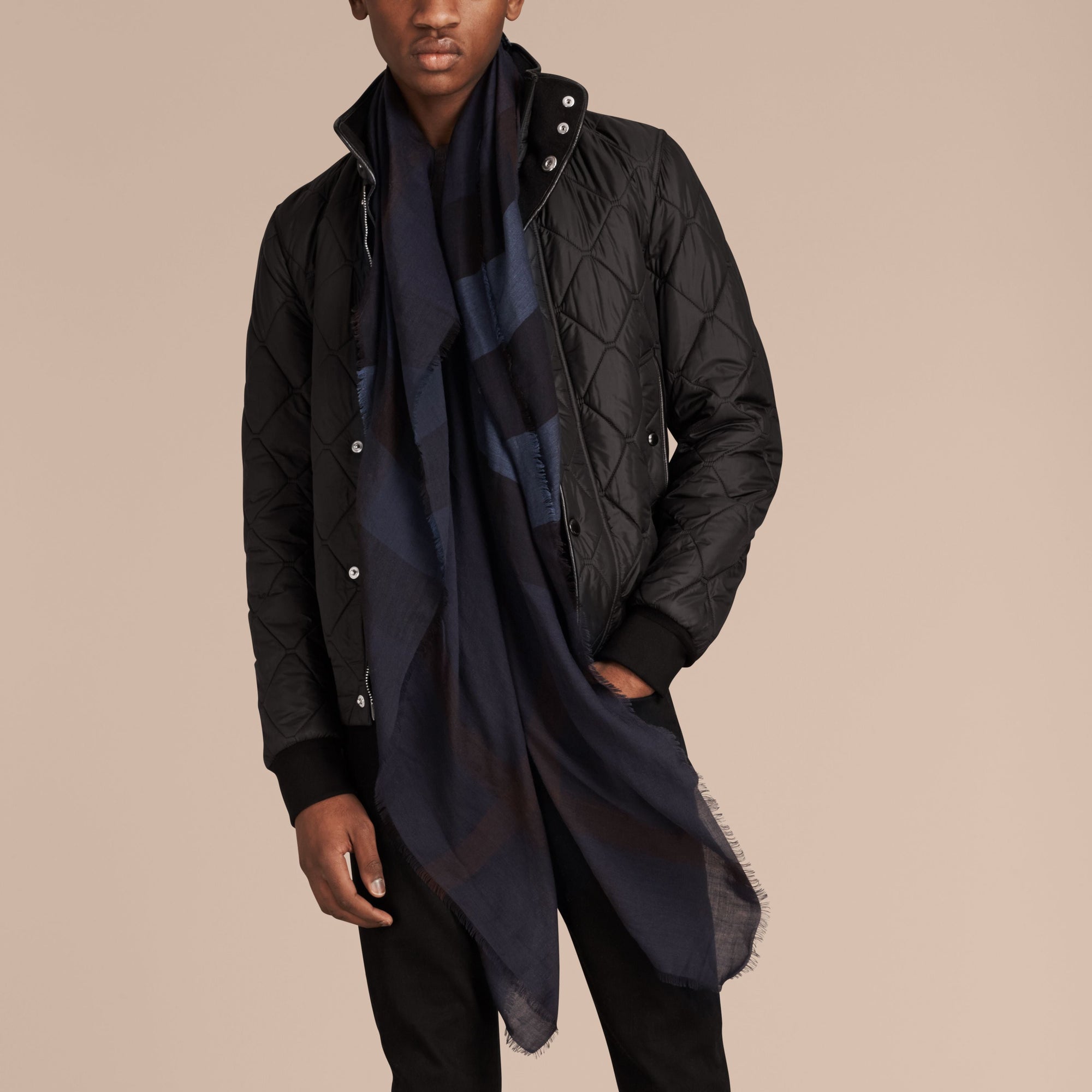Grand carré léger en modal soie et laine à motif check - Navy