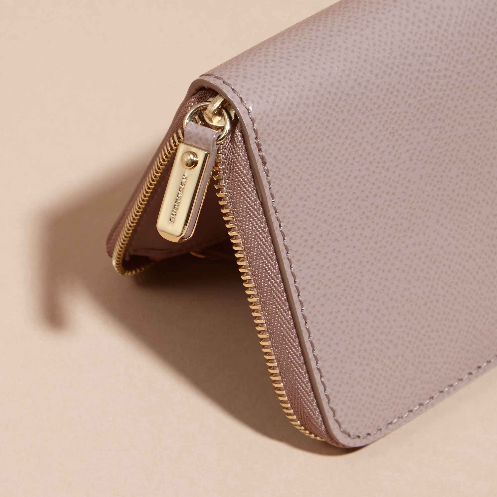 Portefeuille zippé en cuir London verni - Pale Grey