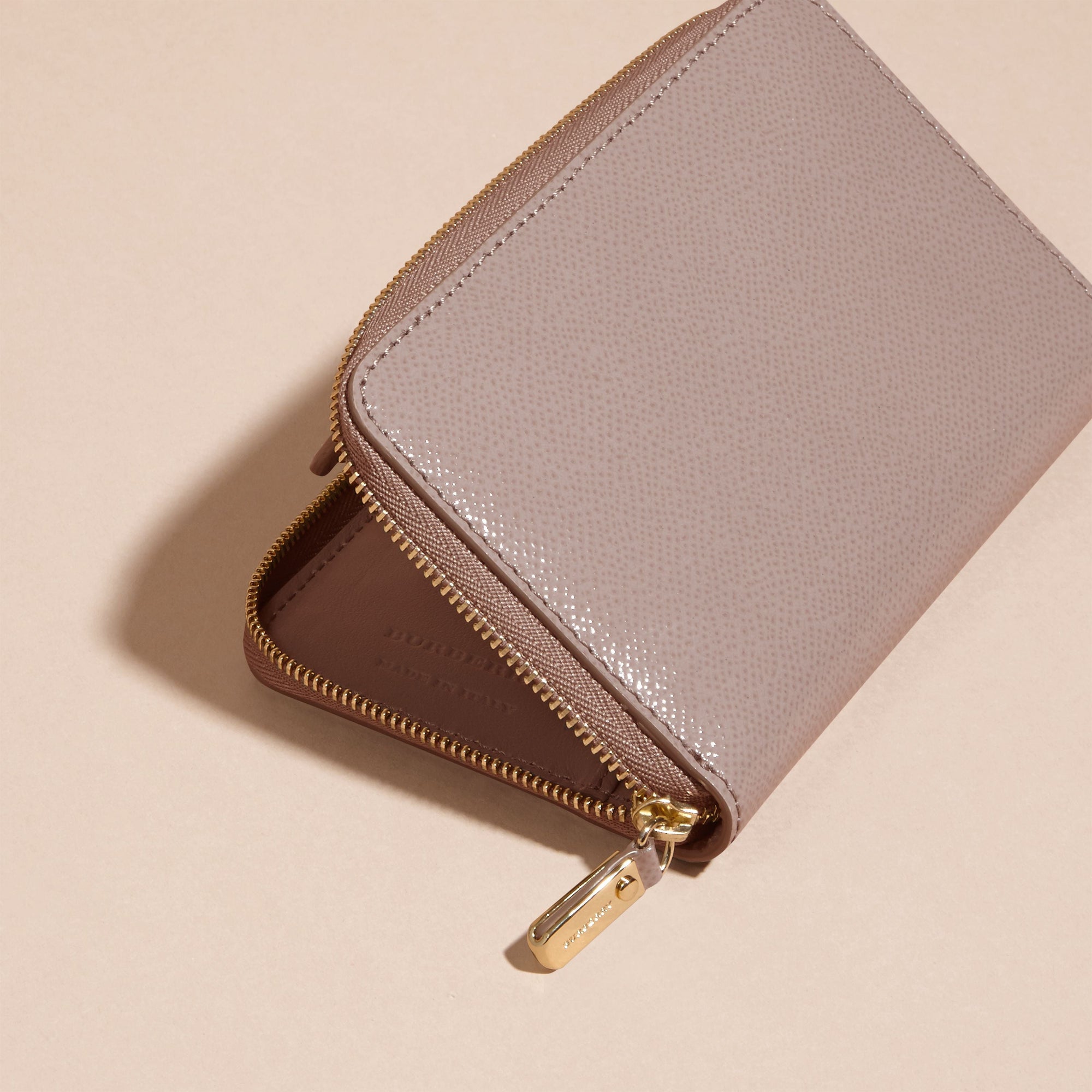 Portefeuille zippé en cuir London verni - Pale Grey