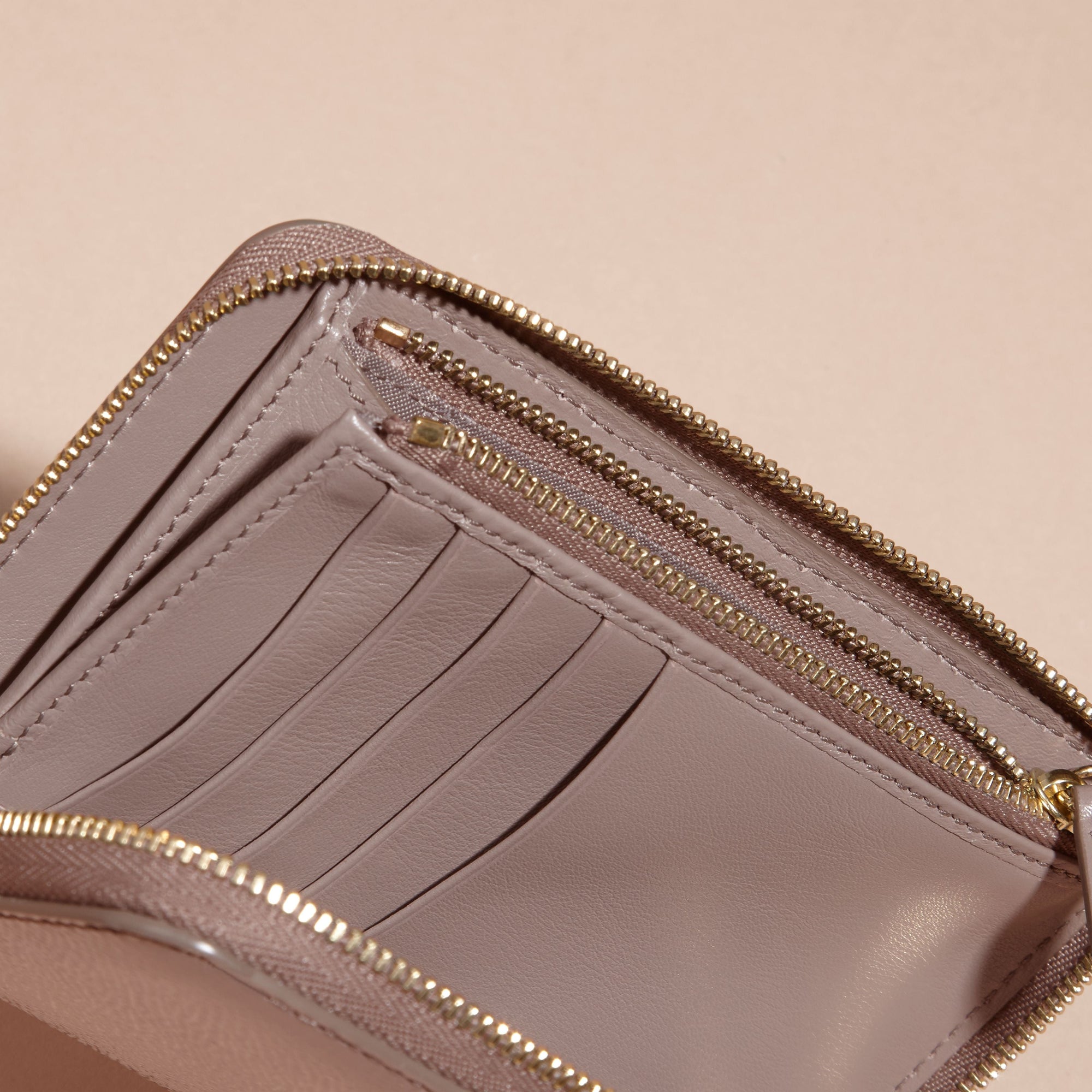 Portefeuille zippé en cuir London verni - Pale Grey