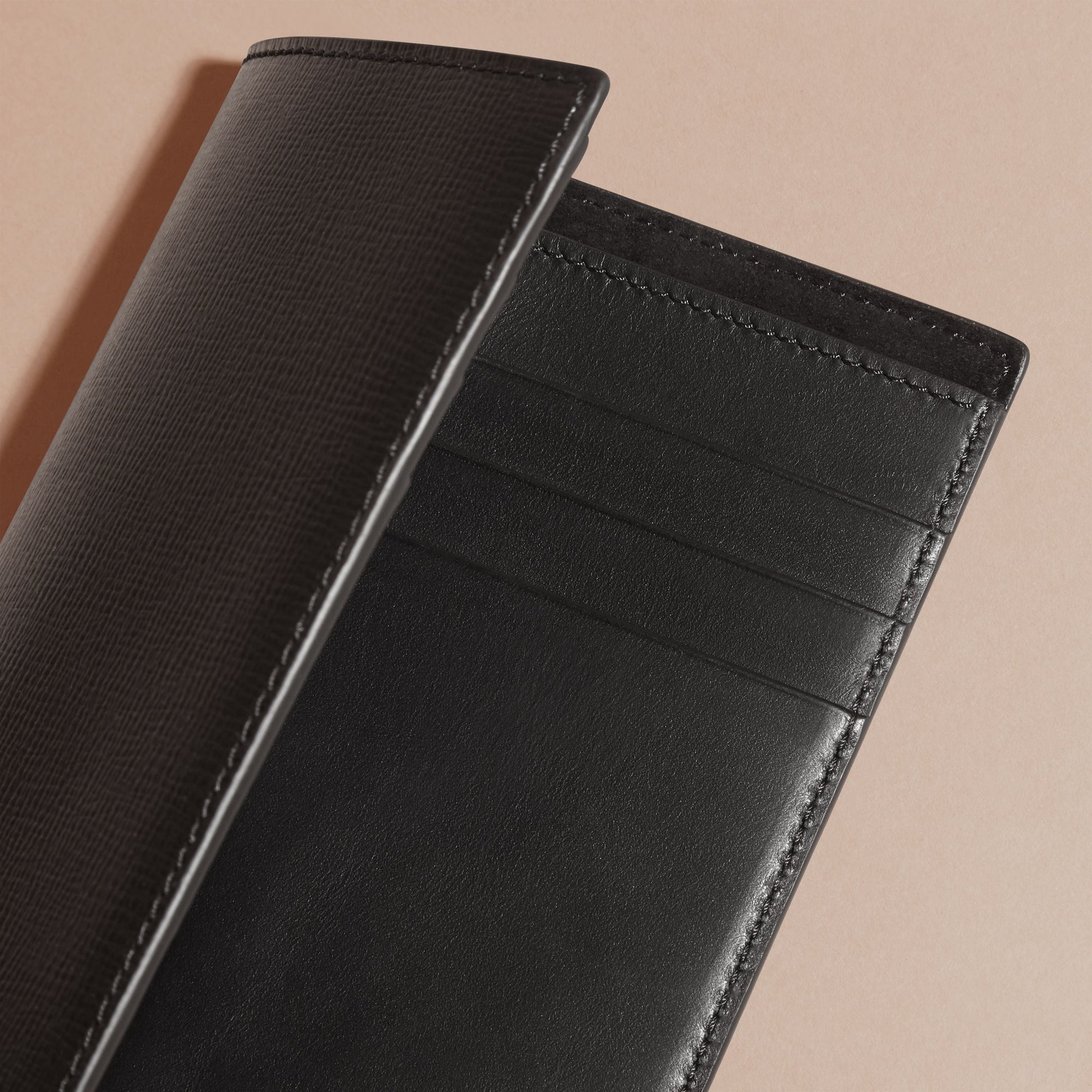 Étui pour passeport avec porte-cartes en cuir London - Black
