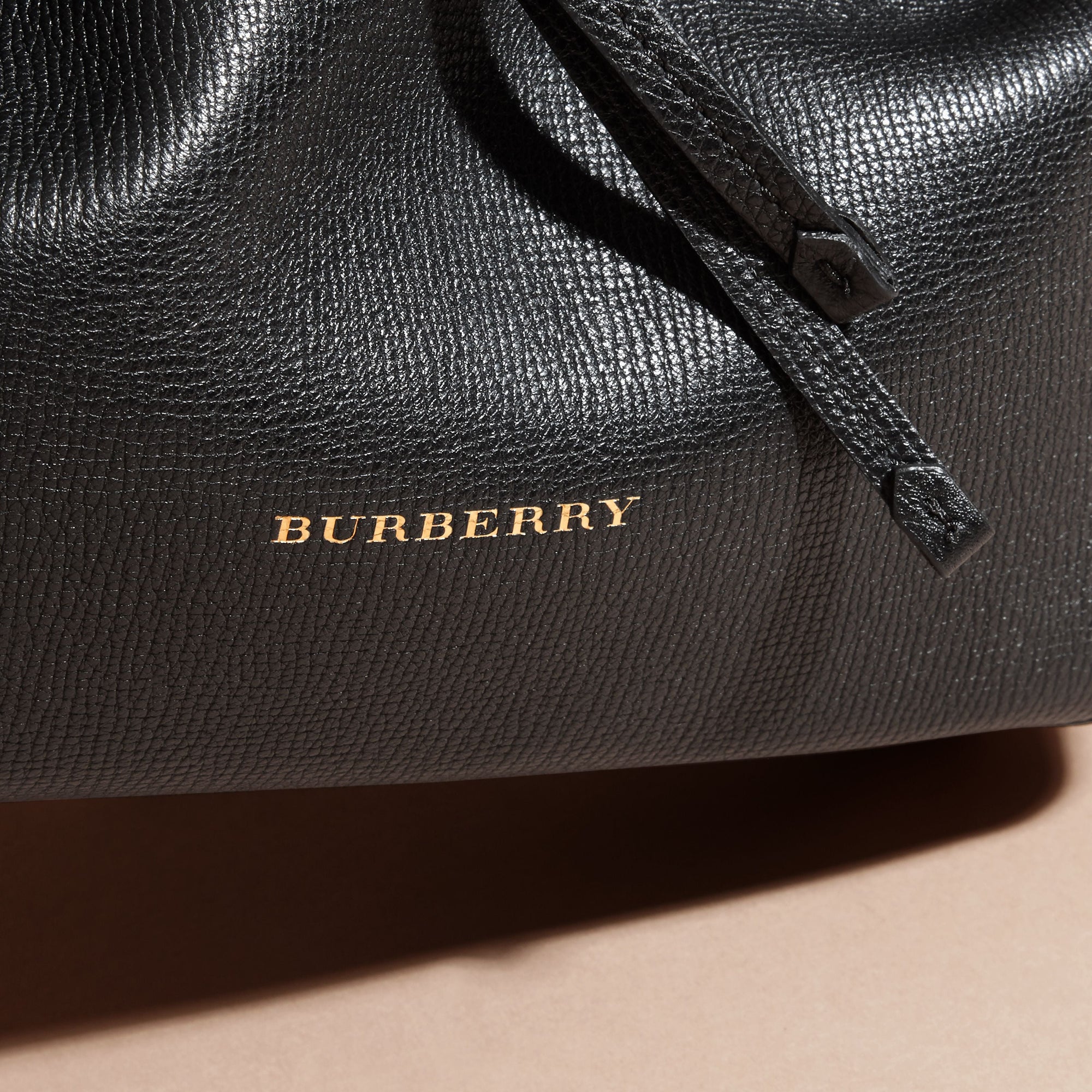 Sac à bandoulière en cuir grené et coton House check - Black