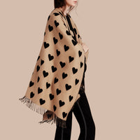 Poncho en jacquard de laine mérinos avec imprimé à cœurs - Camel & Black