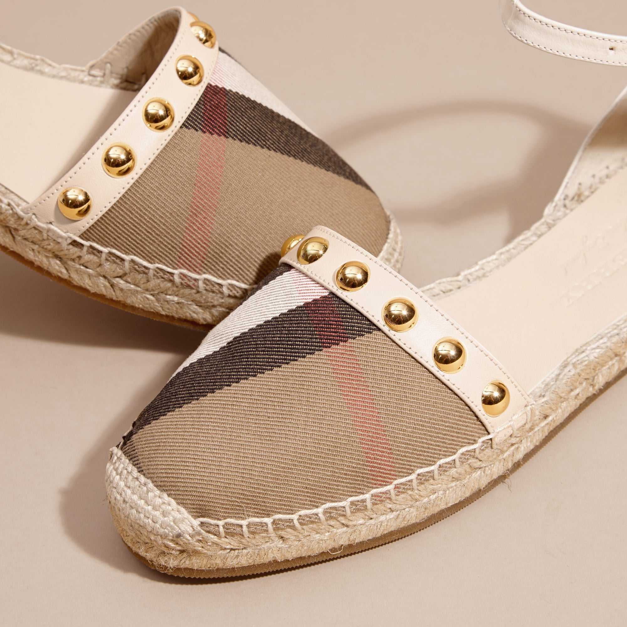 Sandales espadrilles en cuir clouté et coton House check - Cream