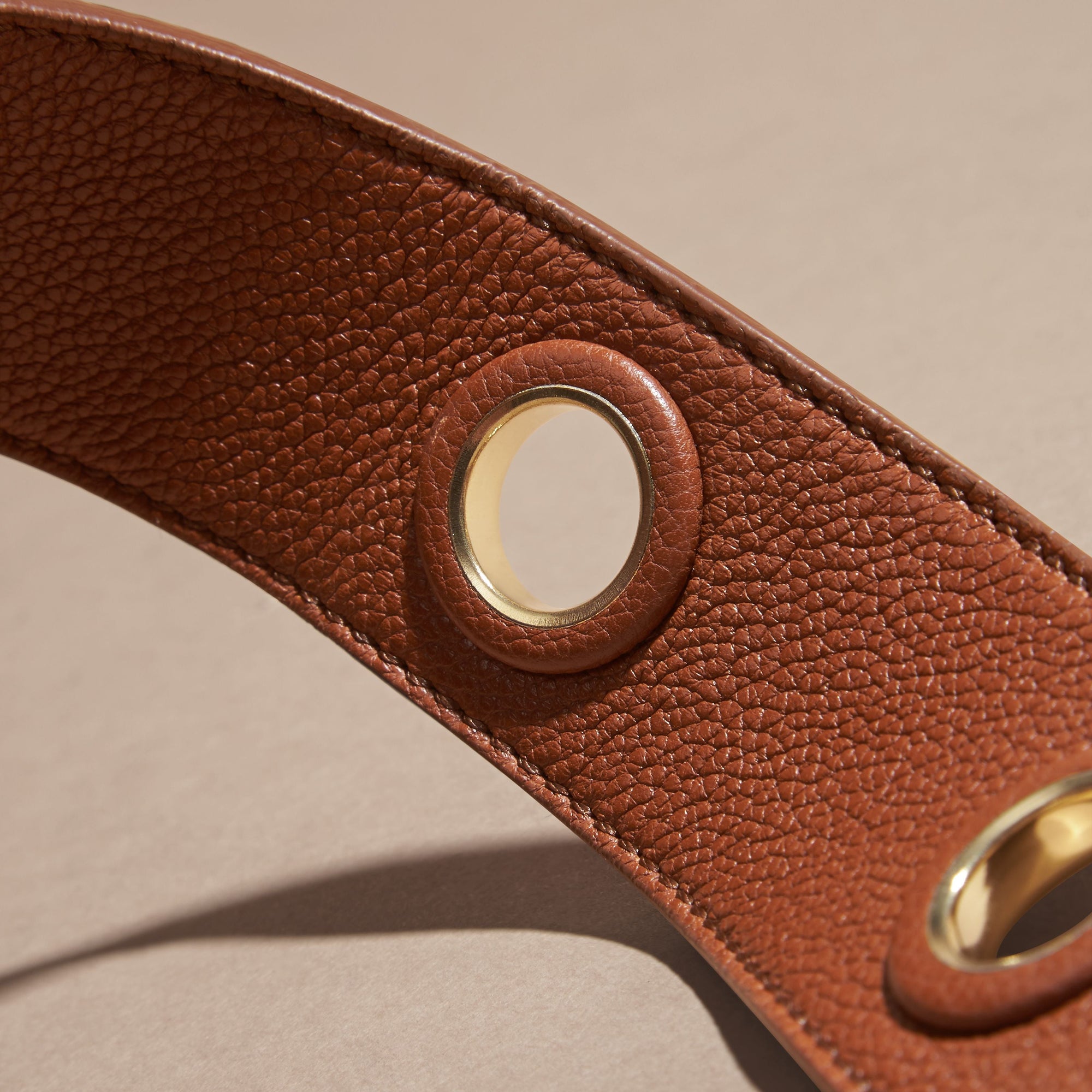 Ceinture en cuir grené avec œillets - Bright Toffee