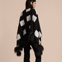 Poncho à pompons en cachemire tissé & fourrure de raton laveur - Black & White