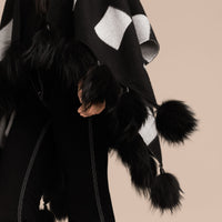 Poncho à pompons en cachemire tissé & fourrure de raton laveur - Black & White