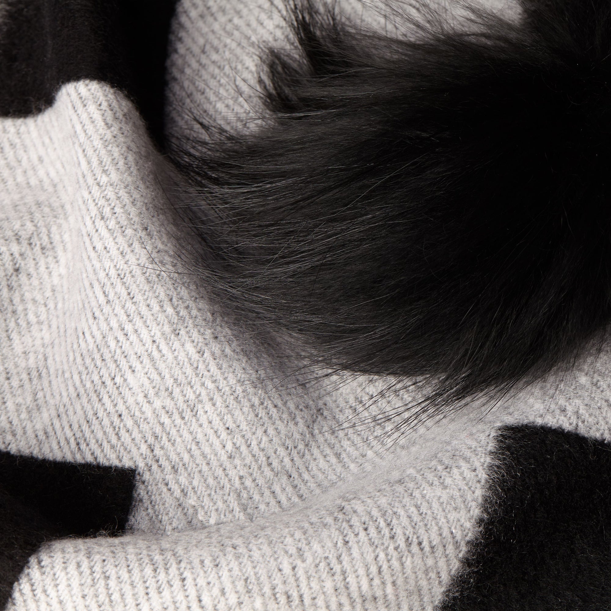 Poncho à pompons en cachemire tissé & fourrure de raton laveur - Black & White