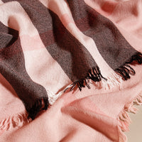 Grande écharpe carrée en laine mérinos à motif check - Ash Rose