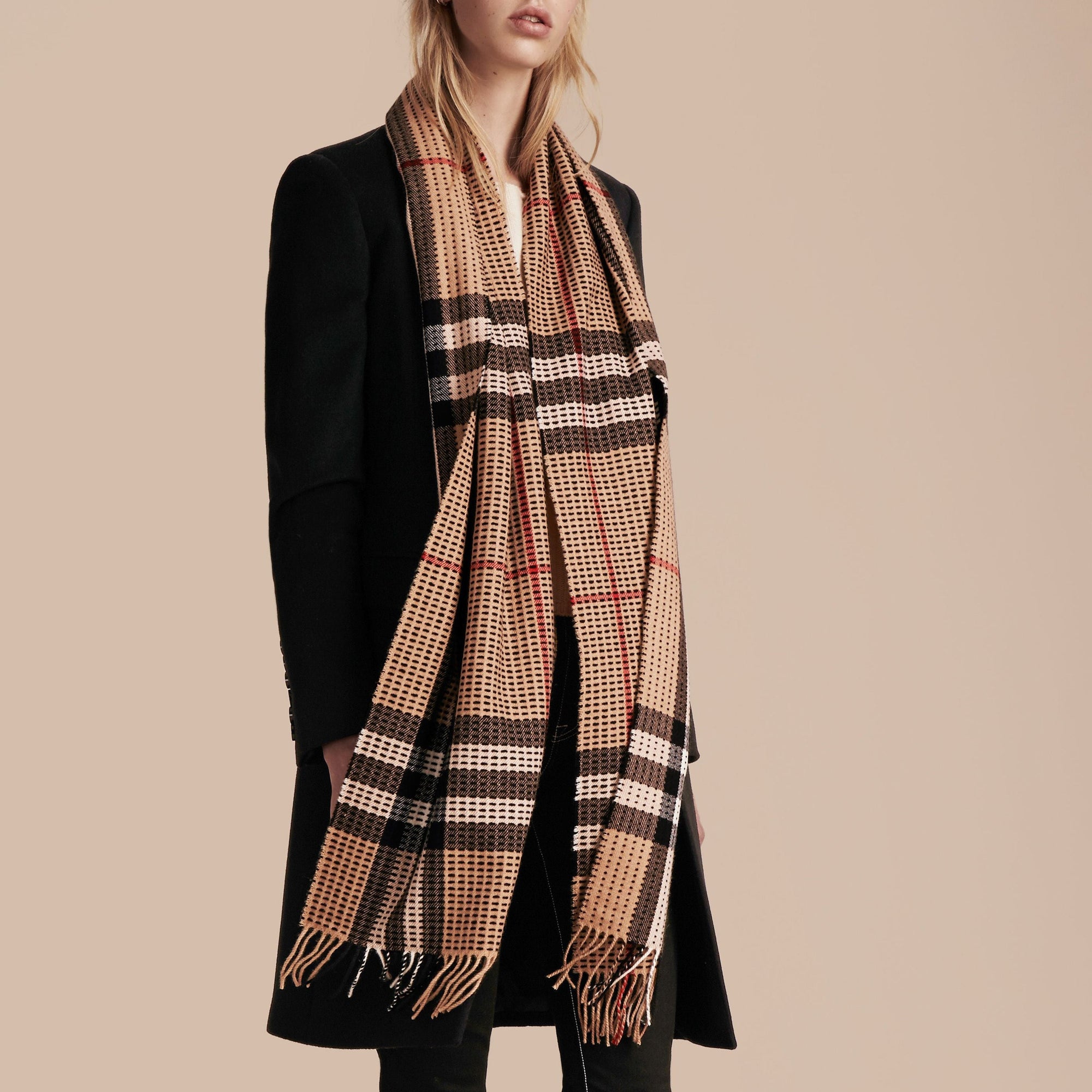 L'écharpe classique en cachemire à motif check avec surpiqûres - Camel Check