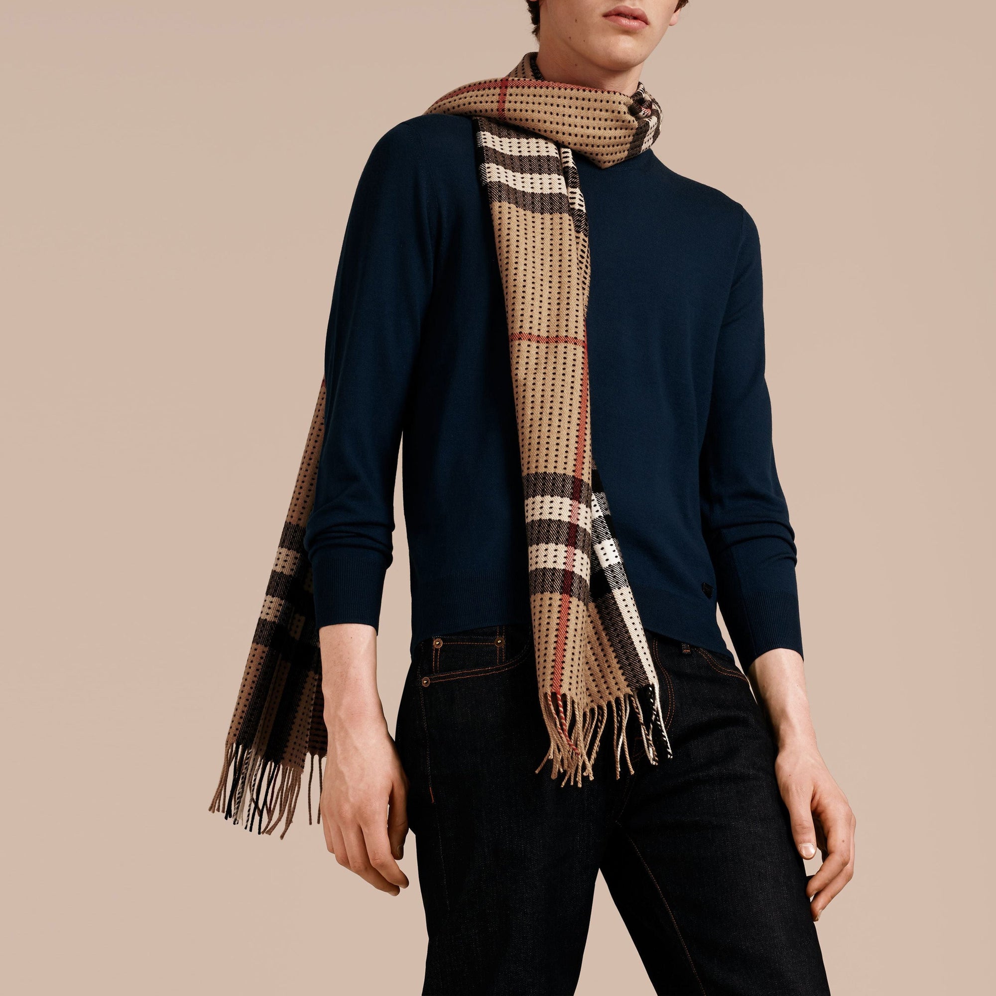 L'écharpe classique en cachemire à motif check avec surpiqûres - Camel Check