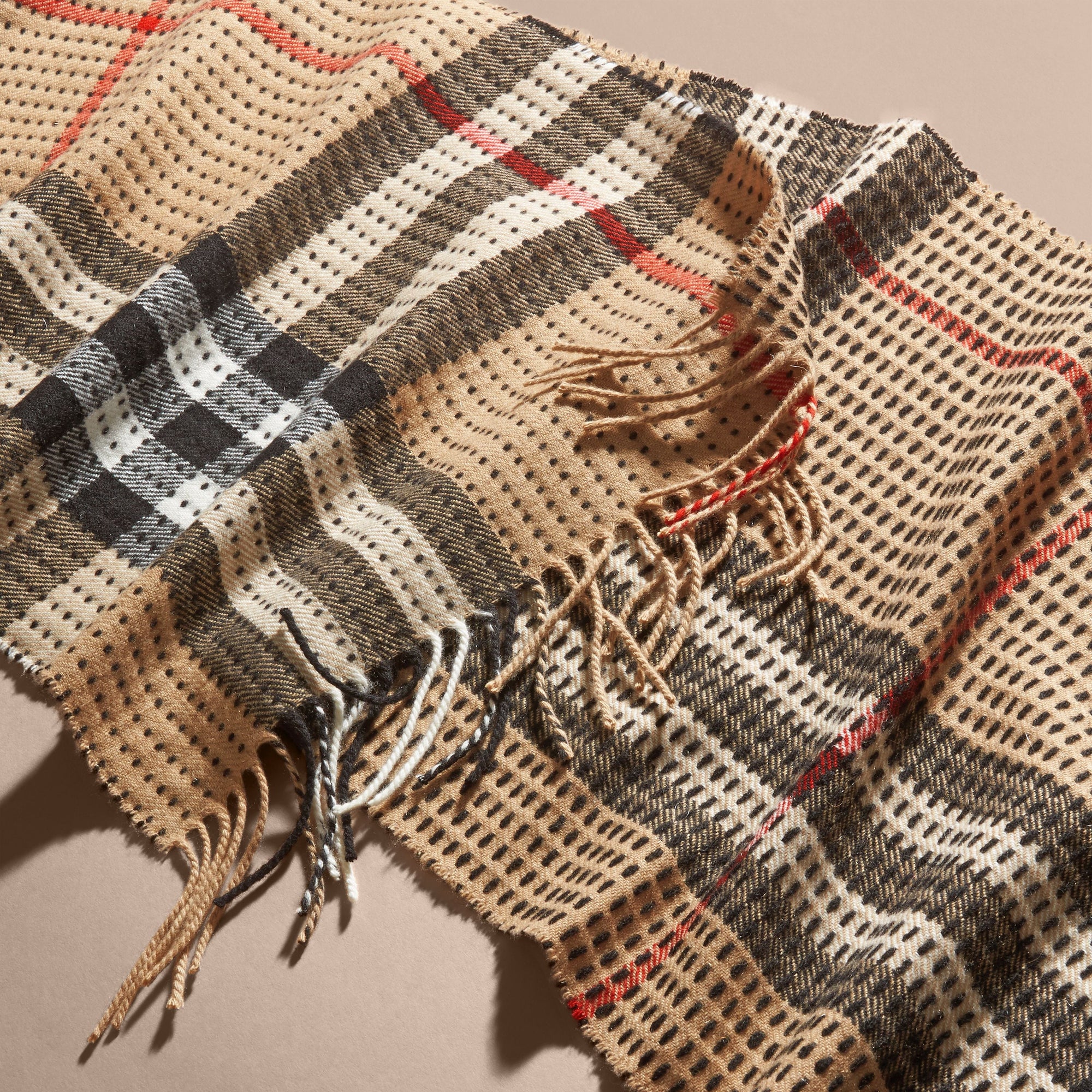 L'écharpe classique en cachemire à motif check avec surpiqûres - Camel Check