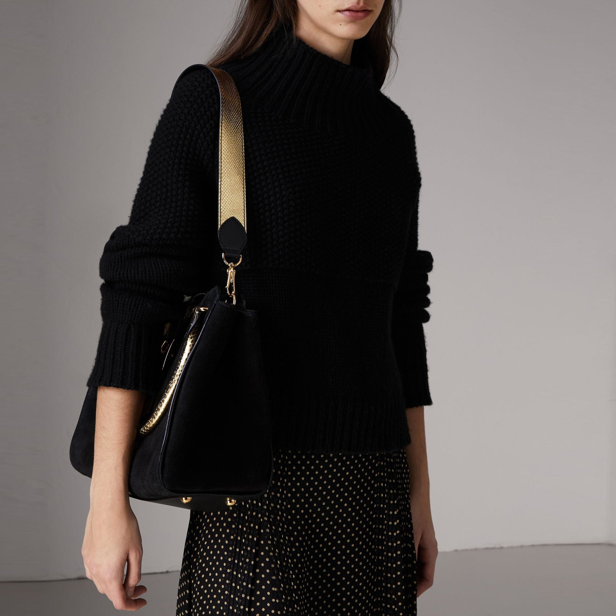 Sac tote The Buckle moyen en cuir velours et peau de serpent - Black & Gold